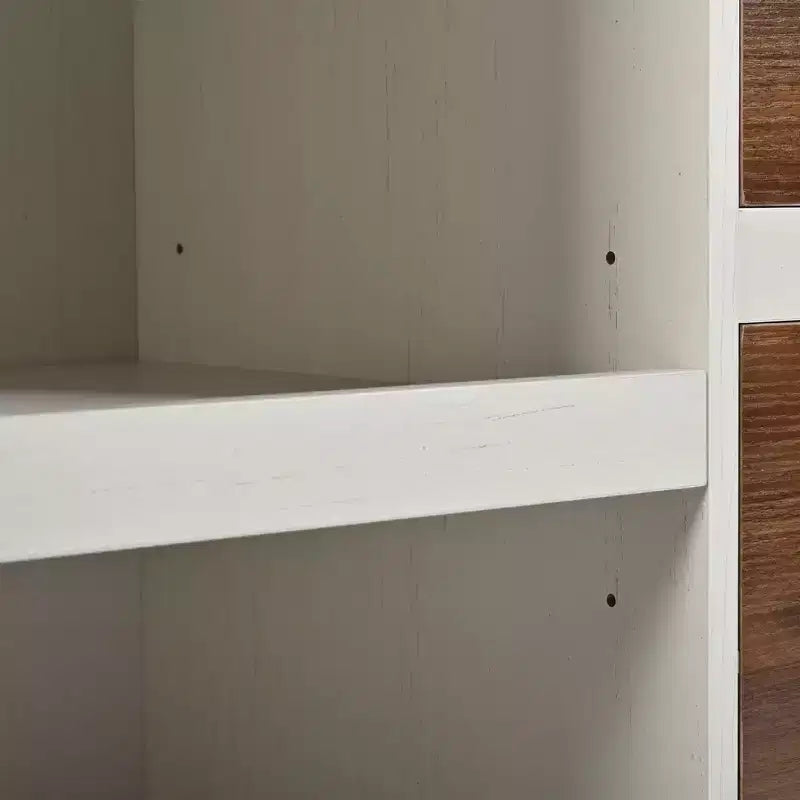 Îlot de cuisine de style campagnard avec abattant, station de charge dissimulée dans une porte de grange, et roulettes